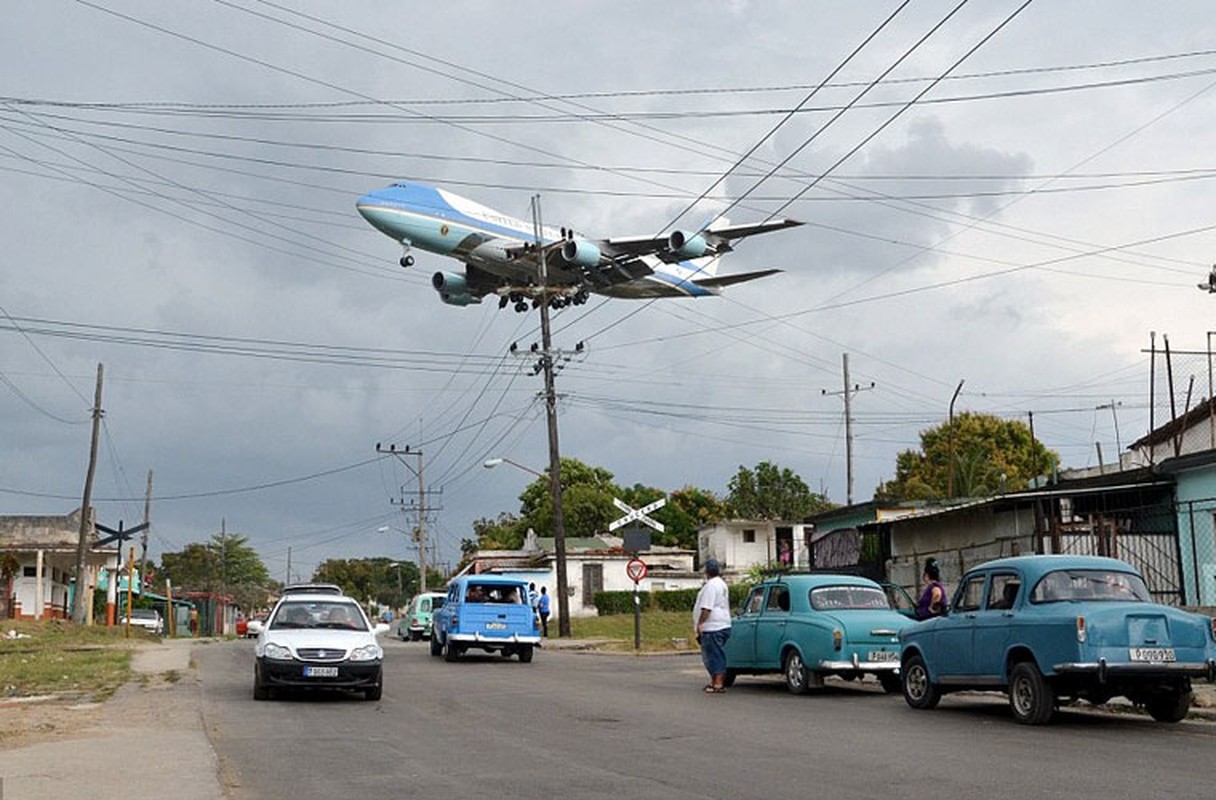 Nhung hinh anh dau tien chuyen cong du Cuba cua TT Obama-Hinh-3